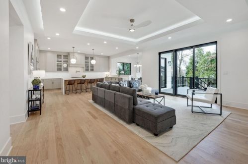 1422 Mayflower Dr, Mc Lean VA 22101-5615 exterior