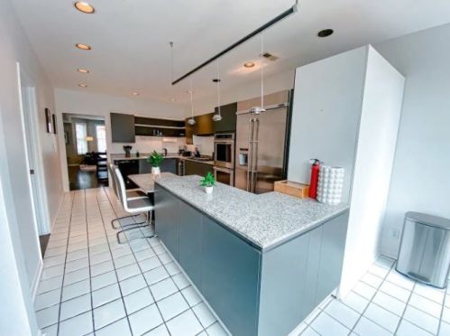 2743 Greenview Ave, Chicago IL 60657-4007 exterior