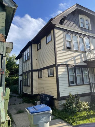 2421 Finn Pl, Milwaukee, WI 53206-1339