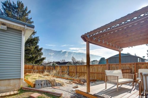 11104 Londonderry Dr, Sandy UT 84070 exterior