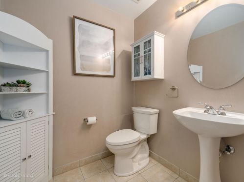 1009 Kingsbury St, Chicago IL 60610-3772 exterior