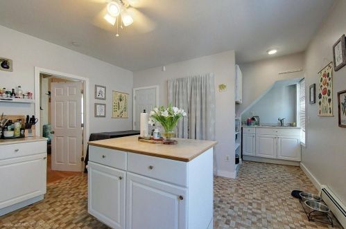 15 Dean Ave, Middletown RI 02840-3406 exterior