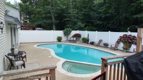 19 Sherwood Ln, Old Bridge NJ 08857-1634 exterior