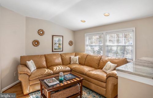 7513 Cross Gate Ln, Alexandria VA 22315-4619 exterior