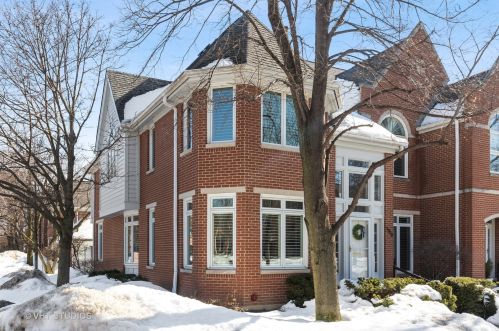 5919 Sauganash Ln, Chicago, IL 60646-6046