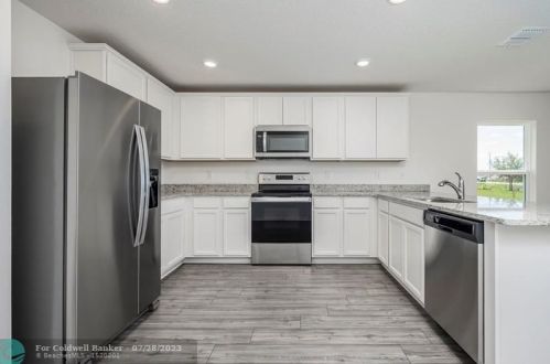 2008 Pruitt St, Fort Pierce FL 34953-5731 exterior