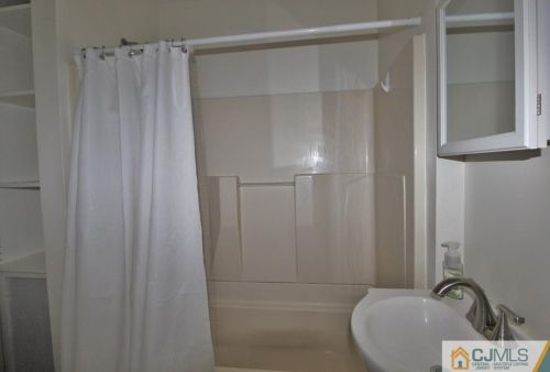 20 Silver Lk Ave, Edison NJ 08817-5248 exterior