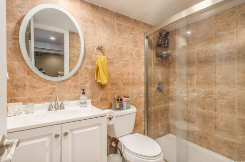 18 Donna Ln, Commack NY 11725-5204 exterior