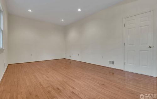 4 Rockoff Ct, Edison NJ  08837-3000 exterior