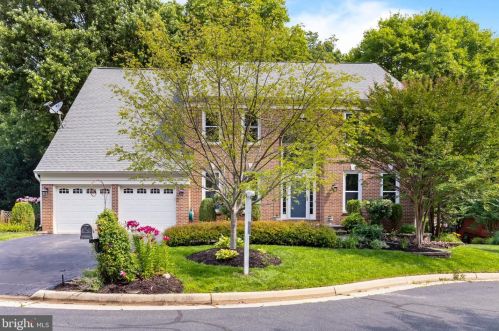 8006 Middlewood Pl, Springfield VA  22153-1928 exterior