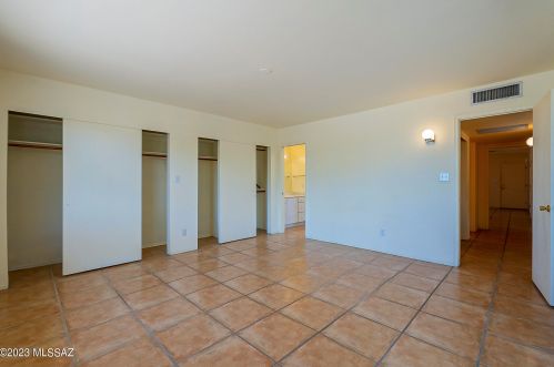 5860 Swan Rd, Tucson AZ 85718-5433 exterior