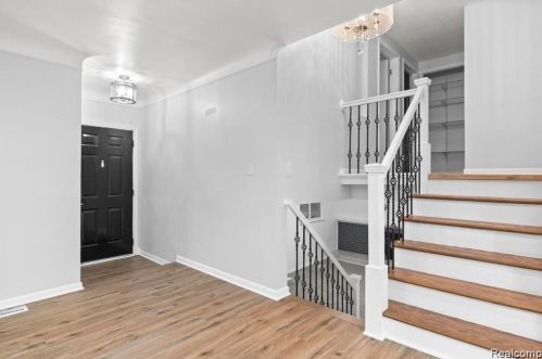 421 Beech Daly St, Dearborn Heights MI  48125-1000 exterior