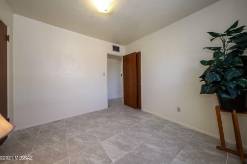 1232 Swan Rd, Tucson AZ 85718-6710 exterior