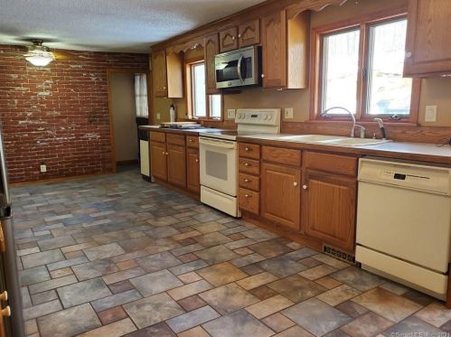 4 Kulas Ter, Seymour CT 06483-2715 exterior