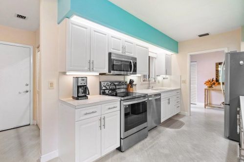 53 Hampshire Ln, Boynton Beach FL 33436-7414 exterior