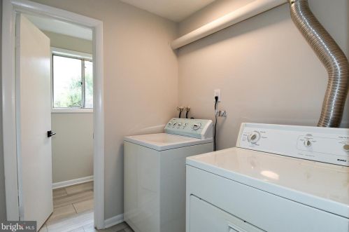 2879 Glenora Ln, Rockville MD 20850-3055 exterior