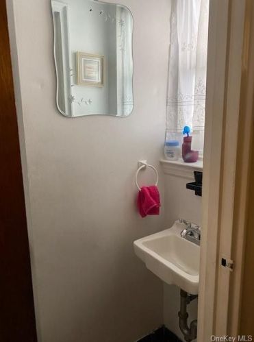 903 Brinsmade Ave, Bronx NY 10465-1903 exterior