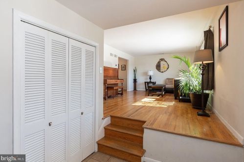 327 Ashford Dr, Lancaster, PA 17601-3535