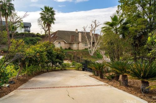 2225 Da Vinci Dr, Riverside CA  92506-5501 exterior