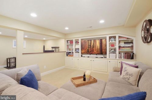 1008 Kimberwicke Rd, Mc Lean VA 22102-1328 exterior