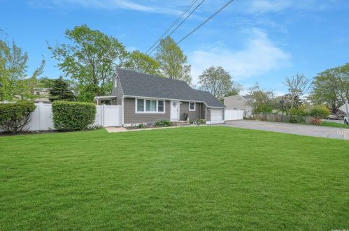 93 Applegate Dr, Central Islip, NY 11722-1935