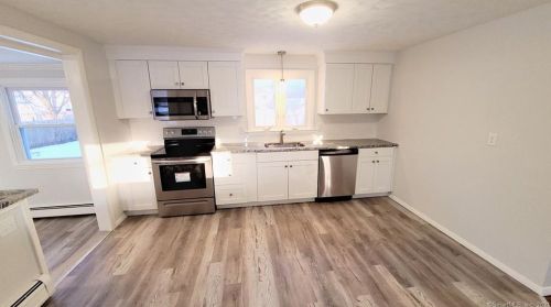 6 Oakwood St, Enfield CT 06082-2725 exterior