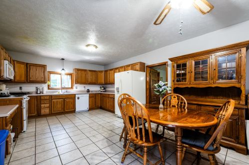 9524 Red Arrow Hwy, Watervliet MI 49098-8552 exterior