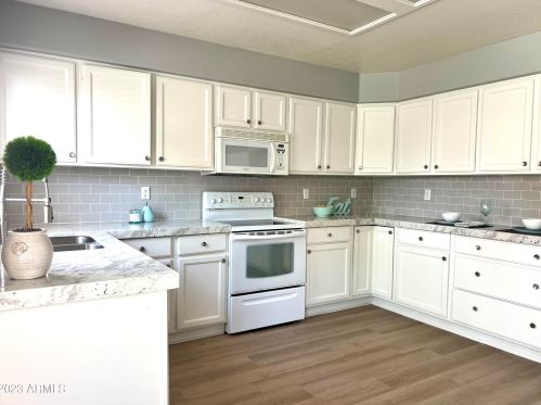 4464 Desert Wind Dr, Phoenix AZ  85044-6017 exterior