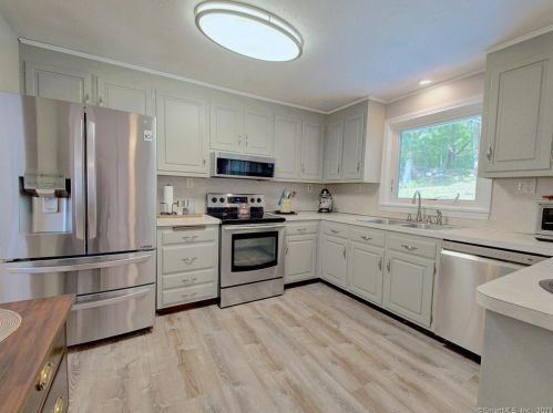 39 Tra Mart Dr, Uncasville CT  06382-1115 exterior