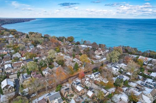 725 Lk Vw Ave, Milwaukee WI 53217-4857 exterior