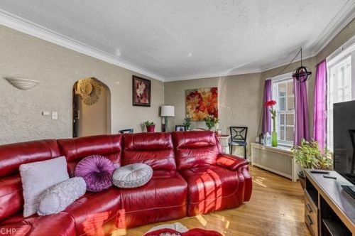 8516 Bennett Ave, Chicago IL 60649-4007 exterior