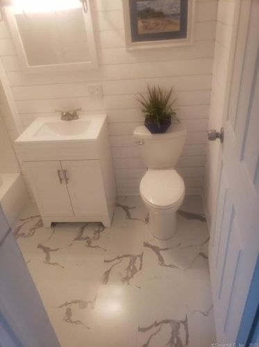 206 Maple Ave, Uncasville CT 06382-2109 exterior