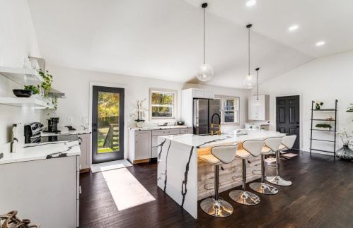 2264 Baker Rd, Atlanta GA 30318-6221 exterior