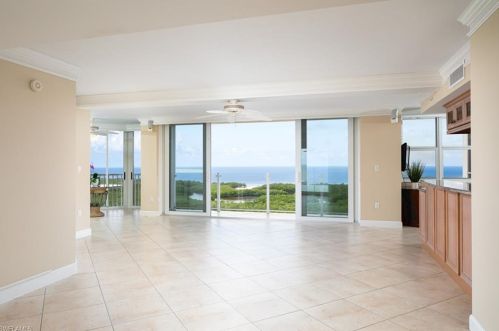 6101 Pelican Bay Blvd, Naples FL 34108-8150 exterior