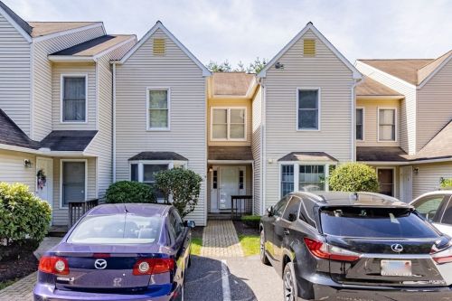 9 Castlegate Dr, Springfield MA 01129-1293 exterior