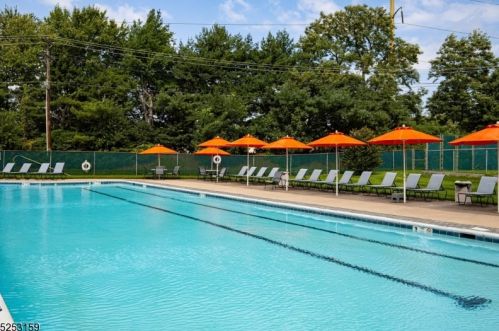 39 Wareham Ct, Scotch Plains NJ 07076-3132 exterior