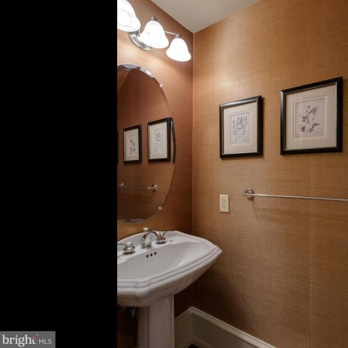 271 Blackburn Dr, Berwyn PA  19312-2801 exterior