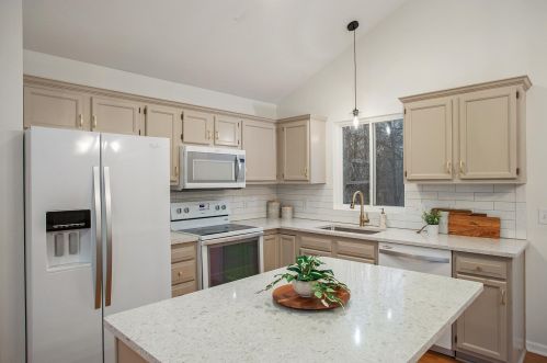 2807 Paddington Dr, Grand Rapids MI 49512-8089 exterior