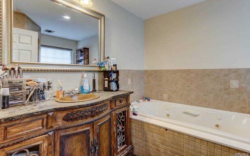 24 Vondran St, Huntington Station NY 11746-2548 exterior