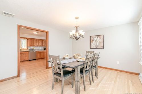 4 Celtic Ct, Enfield CT 06082-5777 exterior