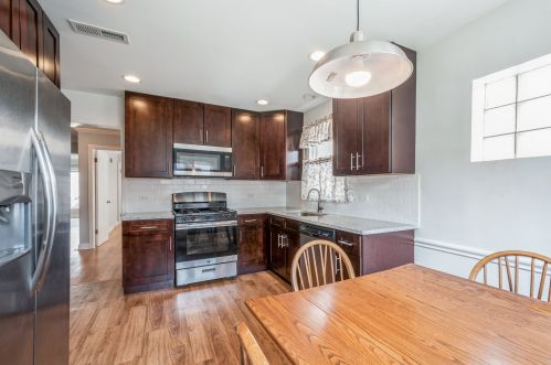 7415 Claremont Ave, Chicago IL 60645-1741 exterior