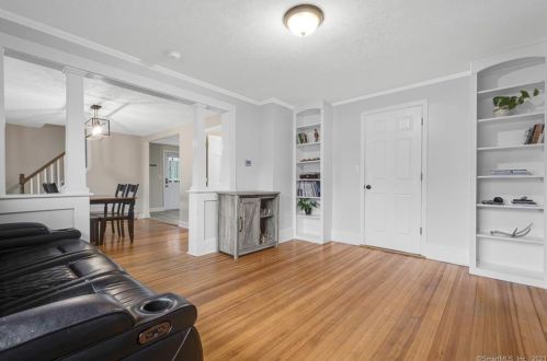 92 West St, Windsor Locks CT  06096-1813 exterior