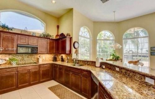 8192 Desmond Dr, Boynton Beach FL 33472-5014 exterior