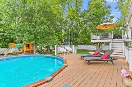 106 Harvest Ln, Milford CT 06461-1705 exterior