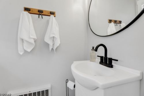 13 Fairview Dr, East Hanover NJ  07936-3506 exterior