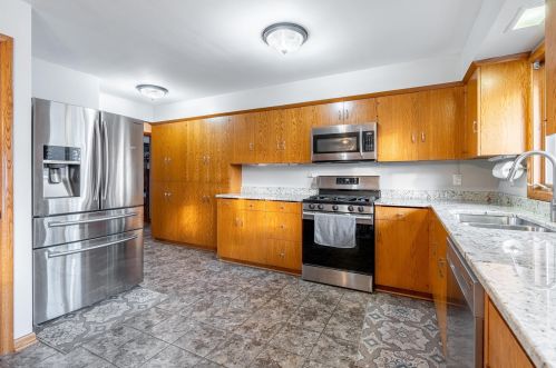 956 Rosemere Cir, Manitowoc, WI 54220-2414