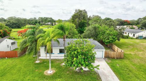 1925 Redwing Cir, Fort Pierce FL 34952-8834 exterior