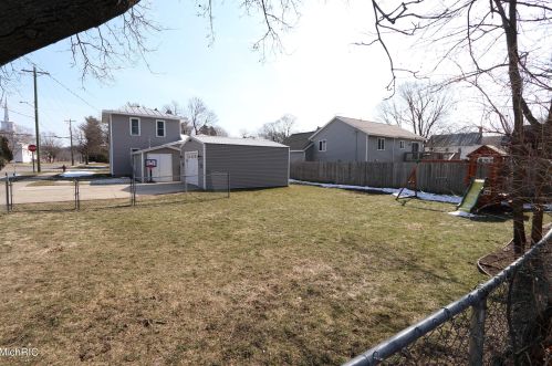 324 Lincoln Lk Ave, Lowell MI 49331-8540 exterior