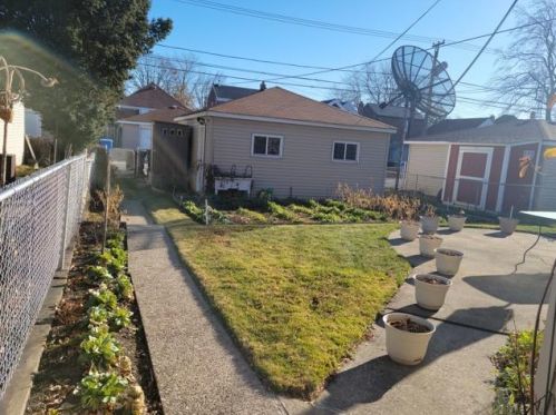 10933 Avenue, Chicago IL  60617-6704 exterior