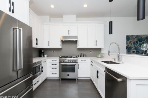 2521 Montrose Ave, Chicago, IL 60618-1505